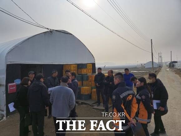 경기도와 고용노동부로 구성된 ‘경기도·고용노동부 현장 합동점검단’이 최근 도내 한 농가를 찾아 외국인노동자들의 주거시설 등에 대해 확인하고 있다./경기도
