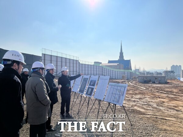 23일 이경열 천안시 도시주택국장이 천안역세권 혁신지구 재생사업과 오룡지구 민관협력형 리츠사업 현장을 점검하고 있다. /천안시