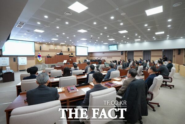 23일 아산시의회 관계자가 제254회 임시회를 개회하고 있다. /아산시의회