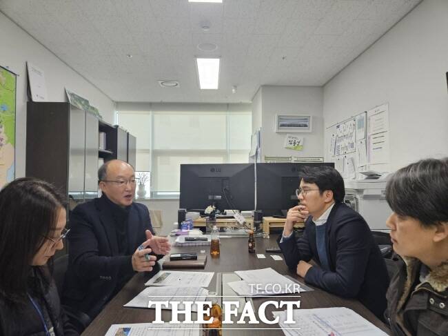 김동영(왼쪽 두번째) 경기도의원이 23일 도의회에서 경기도 관계자들과 PM 불법 주정차 대책을 협의하고 있다./경기도의회