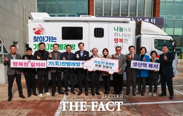 영암 농·축협과 전남공동모금회가 이동세탁차량을 전달했다./영암군