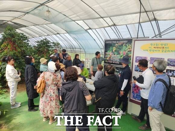 경기 가평군이 운영하는 제18회 가평클린농업대학에서 학생들이 강의를 듣고 있다./가평군