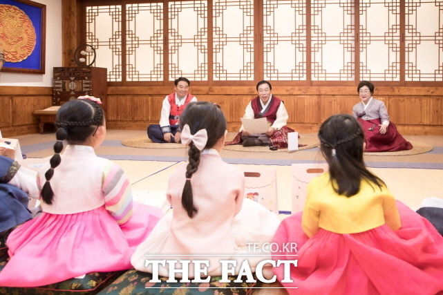 세종시가 24일 시청 5층 세종실에서 2025년 새해 설날을 앞두고 최민호 시장을 만나 특별한 세배 행사를 갖고 있다. /세종시