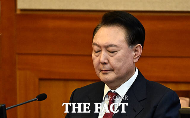 윤석열 대통령이 설날이 다가오니 국민 여러분 생각이 많이 난다며 옥중 설 인사를 전했다. 윤 대통령이 23일 오후 서울 종로구 헌법재판소에서 열린 탄핵 심판 4차 변론기일에 출석하고 있다. /사진공동취재단