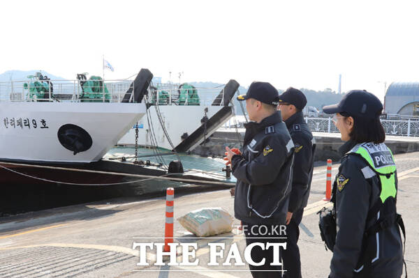 최경근 여수해양경찰서장이 설 연휴를 맞아 여객선터미널 현장 점검을 진행했다./여수해양경찰서