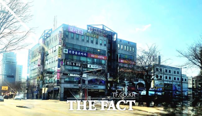 군산시가 24일 주요 상점가 3곳인 나운상가, 디오션시티 G플레이스, 동백로 나운상가를 지정했다. 사진은 이번에 주요 골목형 상점가로 지정된 나운상가 모습 /군산시