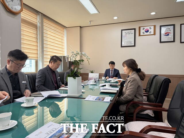 지난 1일 취임한 유재영 제28대 서천군 부군수(오른쪽에서 두번째)가 지난 20일부터 23일까지 13개 읍·면을 순회하며 각 기관의 업무 현황과 지역 현안을 파악하는 등 직원들과 소통하고 있다. / 서천군