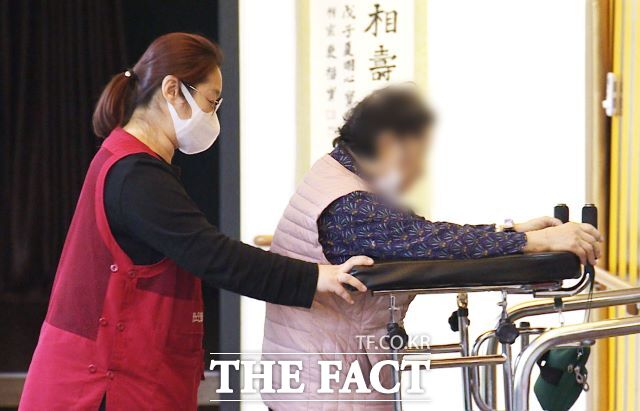 경기 오산시가 돌봄종사자 처우개선비 지급을 개시했다./오산시