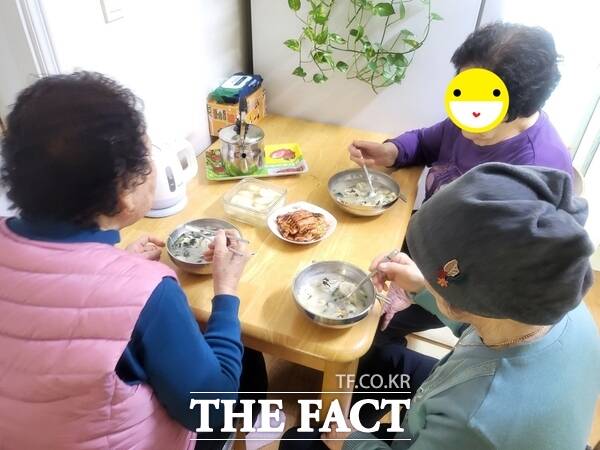 대덕구노인종합복지관은 23일부터 24일 2일간 노인맞춤돌봄서비스 대상자 334명을 대상으로 설을 맞아 노인맞춤돌봄서비스 직접서비스 사랑 담아 나누는 떡국 프로그램을 했다. 사진은 대상 노인들이 생활지원사와 함께 끓인 떡국을 맛있게 먹고 있는 모습 /대덕구노인종합복지관