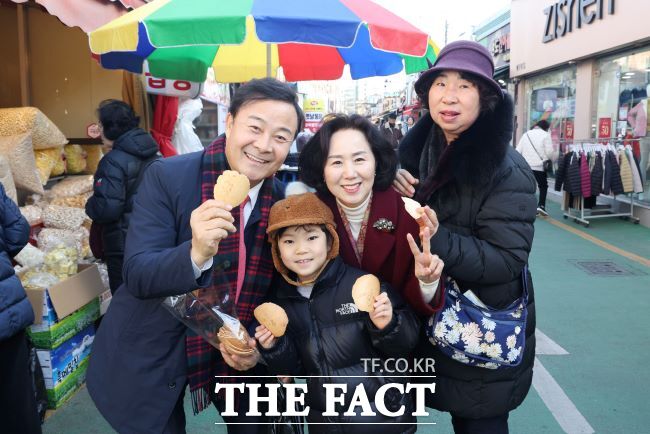 24일 도깨비시장에서 설맞이 전통시장 장보기에 나선 김성제 의왕시장/의왕시