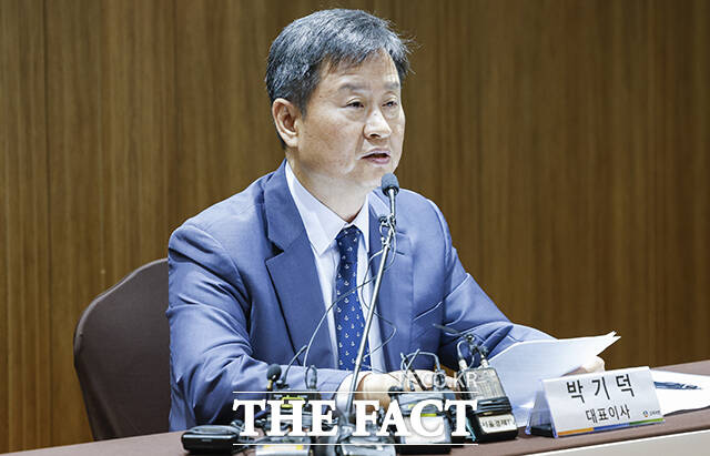 박기덕 고려아연 대표이사 사장은 24일 오후 서울 용산 그랜드 하얏트 서울에서 기자회견을 열고 MBK에 (분쟁 종식과 관련해)　진지한 고민과 검토를 요청한다. 더욱 심도 있는 논의의 장을 마련해 소통할 수 있다는 점을 강조하고 싶다라고 말했다. /서예원 기자