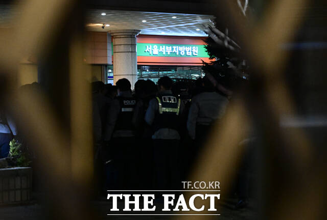 12·3 비상계엄 선포로 내란 우두머리 혐의가 적용된 윤석열 대통령이 구속된 지난 19일 일부 윤 대통령 지지자들이 서울서부지방법원에 난입해 경찰이 대기하고 있다. /이새롬 기자