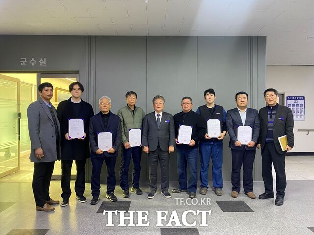 영광군이 공수의들에게 위촉장을 수여했다./영광군