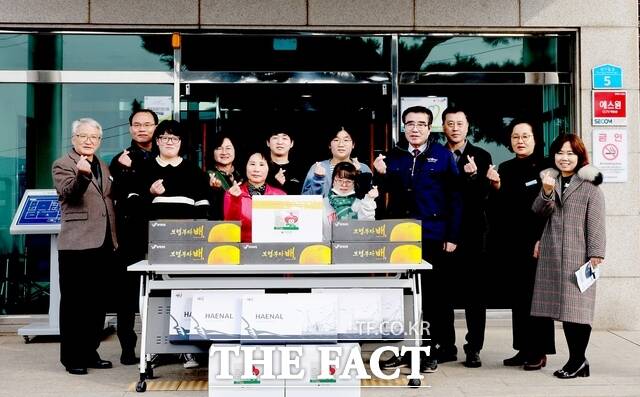 보령시가 설 명절을 맞아 지역 내 군부대와 사회복지시설을 찾아 위문품을 전달하고 있다. / 보령시