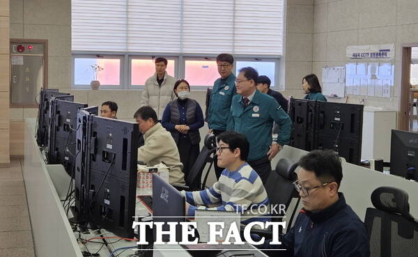 최재성 계룡시 부시장이 CCTV 통합관제센터를 방문해 안전점검을 실시하고 있다./계룡시