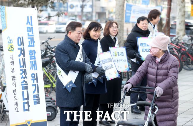 광명시 민생안정지원금에 시민들이 호응하고 있다. 사진은 24일 아침 철산역에서 시민들에게 설날 인사를 전하는 박승원 시장 /광명시