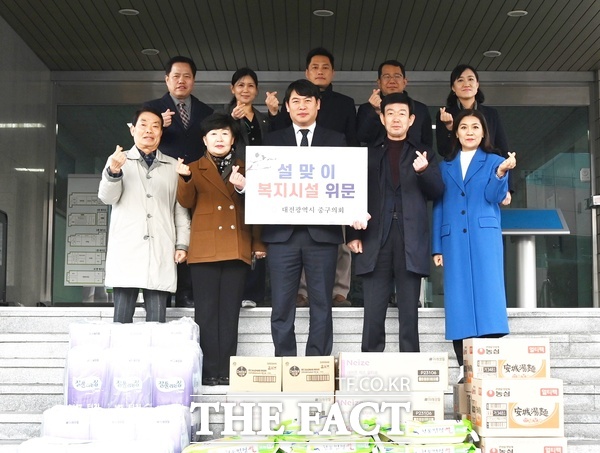 오은규 대전 중구의회 의장과 의원들이 24일 새해 설 명절을 맞아 문지역아동센터 등 관내 사회복지시설 6개소를 방문해 이웃 간의 따뜻한 정을 나누었다./중구의회