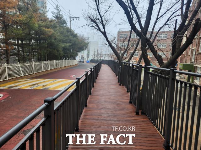 경기 안성시 양진초등학교 통학로 데크 설치 현장 사진./안성시