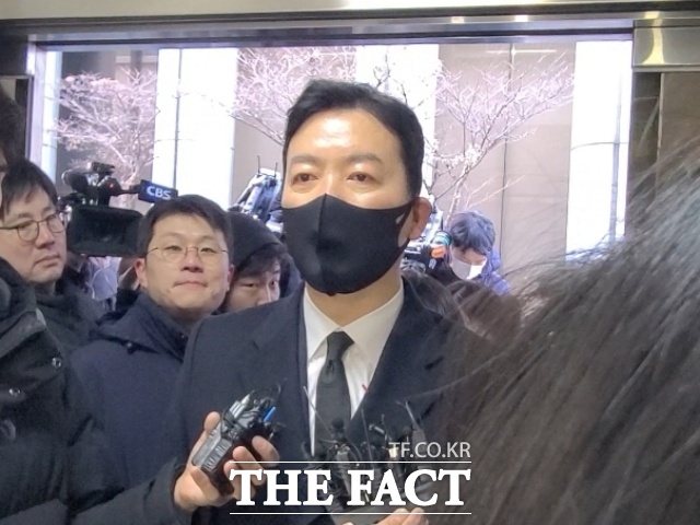 경찰청 국가수사본부 비상계엄 특별수사단은 24일 오후 윤석열 대통령 체포영장 집행을 방해한 김성훈 대통령경호처 차장에 대해 특수공무집행방해 등 혐의로 사전구속영장을 신청했다. 사진은 김 차장이 17일 오전 9시58분께 서울 서대문구 경찰청 국가수사본부 비상계엄 특별수사단(특수단)에 출석한 모습./김영봉 기자