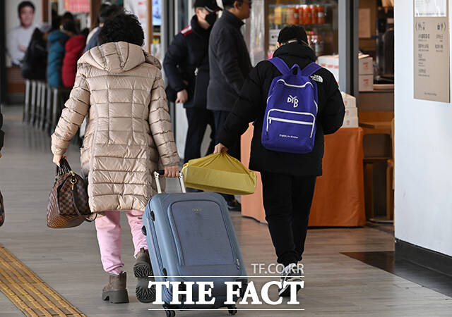 설 명절 연휴를 하루 앞둔 24일 오전 서울 서초구 서울고속버스터미널을 찾은 역귀성객이 선물 꾸러미를 들고 발걸음을 옮기고 있다. /박헌우 기자
