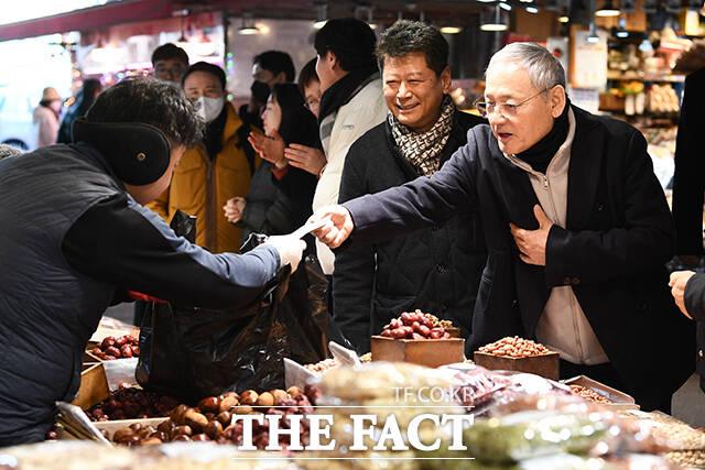 유인촌 문화체육관광부 장관이 설 명절을 앞둔 24일 오전 서울 동대문구 경동시장을 방문해 대추를 구매하고 있다. /서예원 기자
