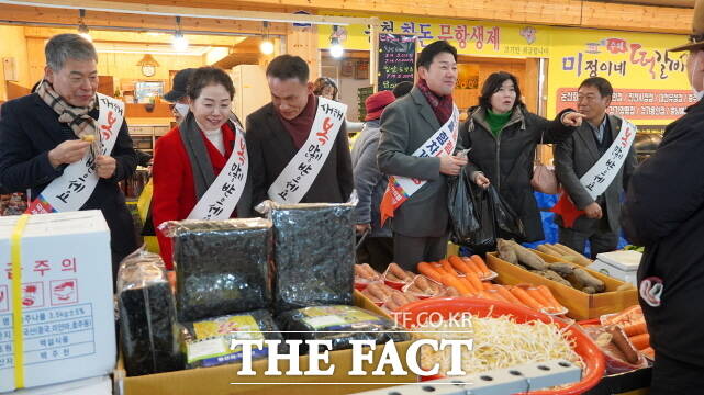 국민의힘 세종시당이 24일 오전 ‘조치원전통시장’을 찾아 설 맞이 전통시장 장보기 행사를 갖고 있다. /세종시당