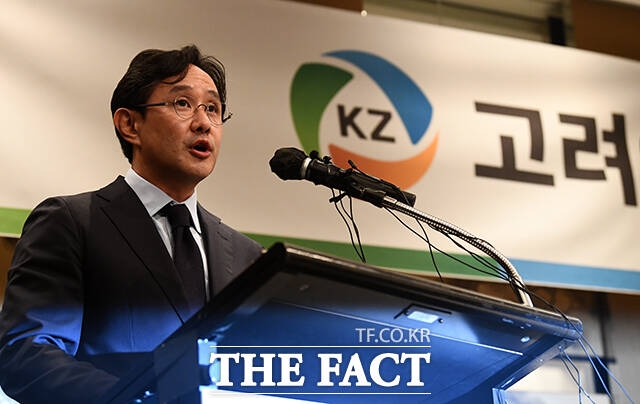 최윤범 고려아연 회장이 영풍·MBK 파트너스 연합에 화해 의사를 드러냈다. 지난해 10월 서울 용산구 그랜드 하얏트에서 열린 기자회견에서 입장을 밝히고 있는 최윤범 고려아연 회장. /서예원 기자