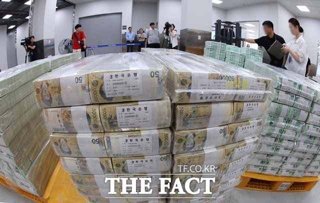 한국은행이 설 연휴를 앞두고 5조1000억원의 화폐를 금융기관에 공급했다고 24일 밝혔다. 사진은 지난해 9월 5일 서울 중구 한국은행 화폐수납장에서 관계자들이 추석 화폐 공급을 하고 있다. /사진공동취재단