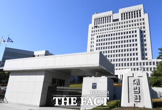서울 서초경찰서는 24일 검찰의 윤석열 대통령 수사에 불만을 품고 대법원 앞에서 분신을 시도한 50대 남성 A 씨를 공용건조물 방화예비 혐의로 체포했다고 밝혔다. /더팩트DB