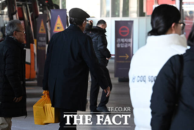 설 명절 연휴를 하루 앞둔 24일 오전 서울 서초구 서울고속버스터미널을 찾은 역귀성객이 선물 꾸러미를 들고 발걸음을 옮기고 있다. /박헌우 기자