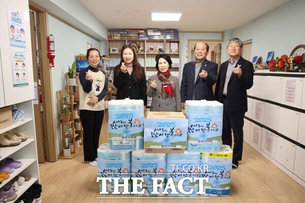 23일 김행금 천안시의회 의장(가운데)이 사회복지시설을 방문해 위문품을 전달한 후 기념사진을 찍고 있다. /천안시의회