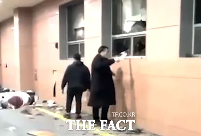 경찰이 윤석열 대통령 구속영장 발부에 반발해 서울서부지법에 방화를 시도한 10대 남성에 대한 구속영장을 신청했다. 사진은 지난 19일 서부지법 폭동 당시 법원에 방화를 시도하고 있는 A 군 모습. /유튜브 제이컴퍼니_정치시사 캡처