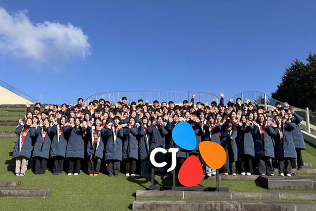 CJ그룹 신입사원들이 클럽 나인브릿지에서 기념사진촬영을 하고 있다. /CJ
