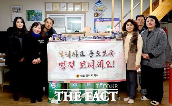 김민숙 대전시의회 의원(교육위원회 부위원장, 사진 왼쪽 두 번째)은 24일 서구 복수동에 위치한 서대전 지역아동센터를 방문해 위문품을 전달하고 관계자들을 격려했다./대전시의회