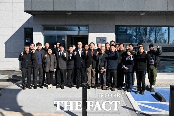 23일 동두천시 상패동 대형자동차 공영주차장 옆에 마련된 택시 쉼터에서 개소식이 진행된 뒤 박형덕 동두천시장(앞줄 왼쪽 6번째) 등 관계자들과 택시기사들이 기념촬영을 하고 있다./동두천시