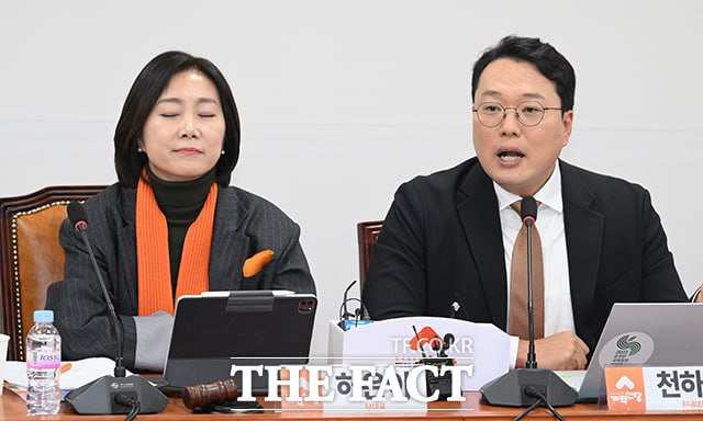 허은아 개혁신당 대표(왼쪽)는 24일 국회에서 열린 최고위원회의에서 천하람 원내대표가 중앙선거관리위원회에 신청한 당원소환 투표 시스템 사용 요청이 반려된 것과 관련해 선관위조차 천 의원이 가짜 당대표 직무대행임을 인정한 것이라며 강하게 비판했다. /박헌우 기자