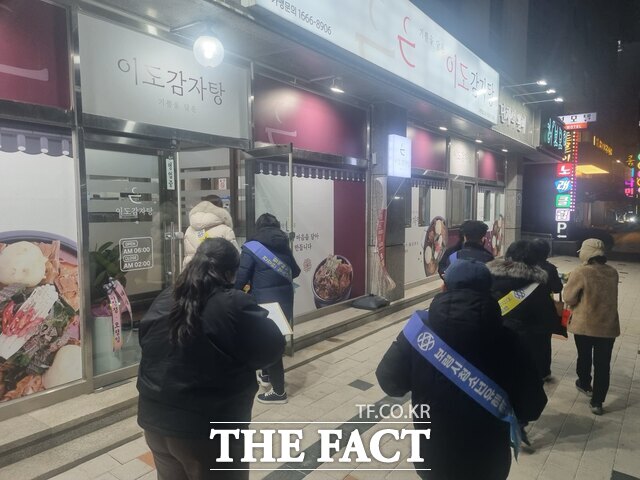 보령시가 청소년들이 건강하고 안전한 환경을 조성하기 위해 민·관이 협력해 지역 내 다양한 유해 요소들을 점검하며 순찰에 나서고 있다. / 보령시