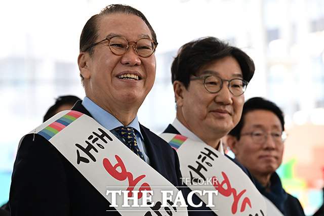 국민의힘 권영세 비상대책위원장(왼쪽) 권성동 원내대표가 24일 오전 서울 용산구 서울역에서 설 귀성 인사를 하며 미소 짓는 모습. /남윤호 기자