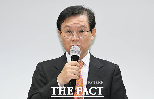 윤석열 대통령의 법률대리인단 윤갑근 변호사가 25일 오후 서울 서초구 모처에서 기자회견을 열고 입장을 밝히고 있다. /박헌우 기자