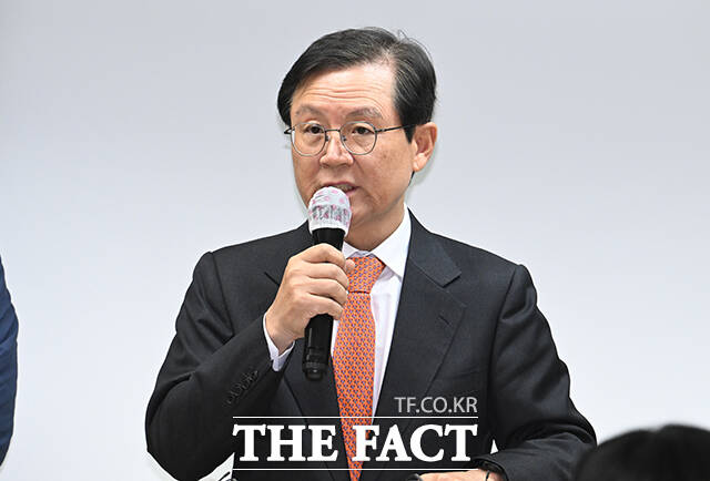 윤석열 대통령의 법률대리인단 윤갑근 변호사가 25일 오후 서울 서초구 모처에서 기자회견을 열고 입장을 밝히고 있다. /박헌우 기자