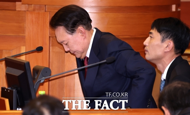 윤석열 대통령이 23일 서울 종로구 헌법재판소에서 열린 탄핵심판 4차 변론에 출석해 자료를 살펴보고 있다. 2025.1.23 사진공동취재단