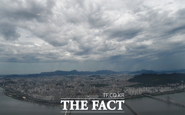 일요일인 26일 전국이 대체로 흐리고 강원과 경상권, 제주도 일부 지역에는 눈 또는 비가 올 전망이다. /임영무 기자