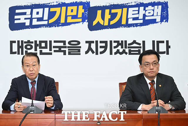 권영세 국민의힘 비상대책위원장(왼쪽)이 지난 13일 오전 서울 여의도 국회를 찾은 최상목 대통령 권한대행 부총리 겸 기획재정부 장관과 면담하며 모두발언을 하는 모습. /국회사진취재단