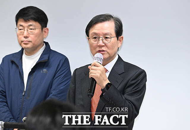 윤석열 대통령의 법률대리인단 윤갑근 변호사가 25일 오후 서울 서초구 모처에서 기자회견을 열고 입장을 밝히고 있다. /박헌우 기자