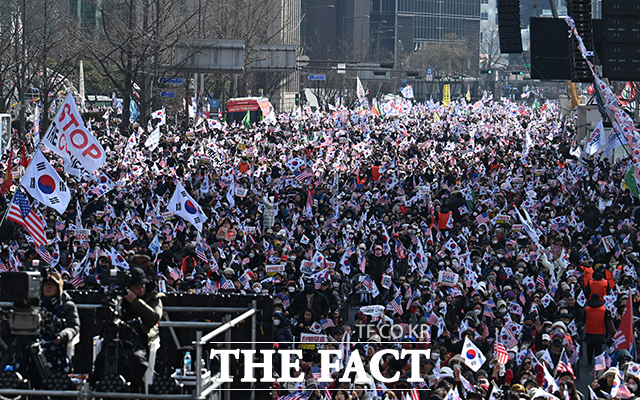 설 명절 연휴 첫날인 25일 서울 종로구 세종대로 일대에서 열린 윤석열 대통령 탄핵 반대 광화문 국민대회에서 집회 참가자들이 태극기와 성조기를 흔들고 있다. /박헌우 기자