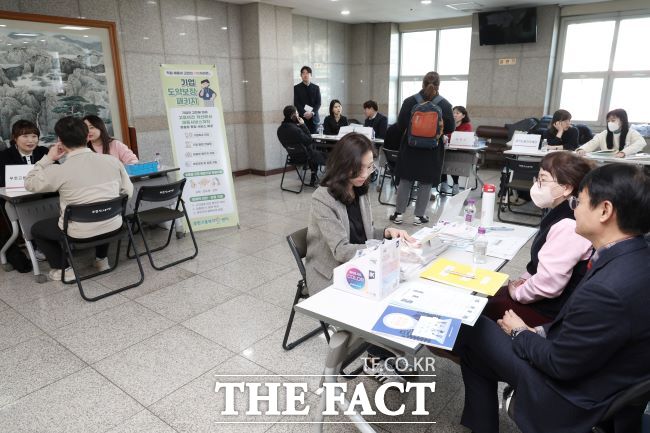 종합설명회에서 기관별로 상담하는 모습./부천시