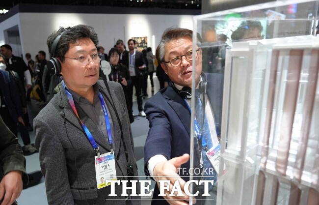 이상일 용인시장이 지난 8일 미국 라스베가스에서 열린 CES 2025에서 삼성전자가 마련한 전시관을 방문해 기술에 대한 설명을 듣고있다./용인시