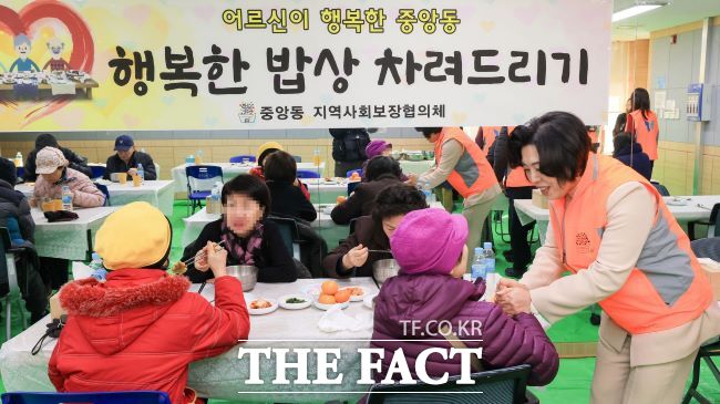 중앙동 행정복지센터에서 배식 봉사하는 신계용 시장(사진 오른쪽)./과천시