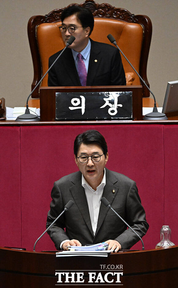 국민의힘은 26일 검찰이 윤석열 대통령을 내란 우두머리 혐의로 구속기소한 것을 두고 잘못된 부실 기소에 대한 법적·정치적 책임을 검찰은 피하지 못할 것이라고 비판했다. 사진은 신동욱 국민의힘 의원(아래)이 방송법과 관련해 무제한 토론을 하는 모습. /더팩트DB