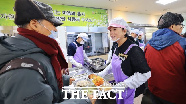 신계용 시장이 과천노인복지관에서 배식 봉사하고 있다./과천시